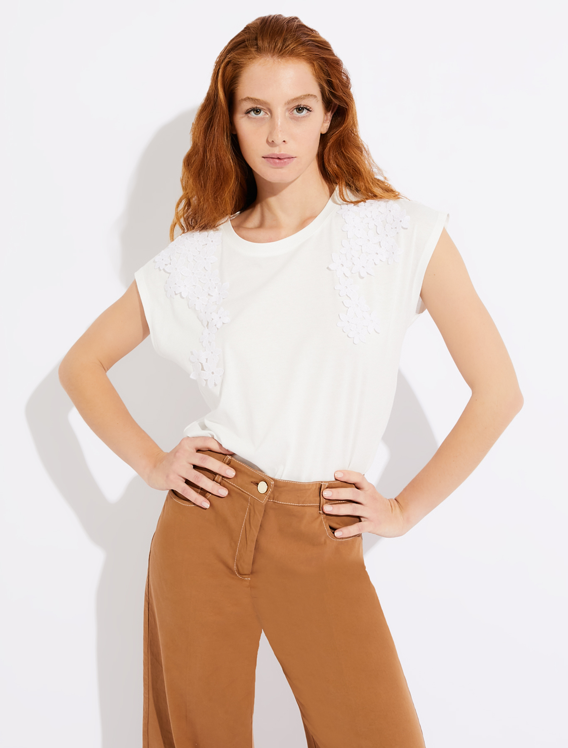 T-shirt with floral appliqués, white - Pennyblack T-shirt with floral appliqués - white - pennyblack