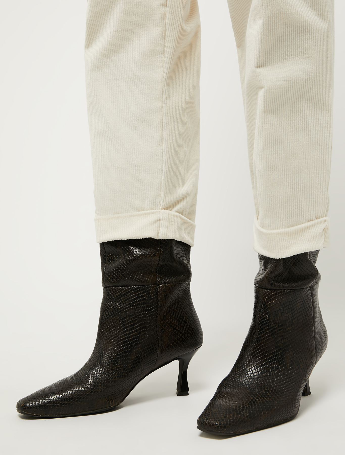 Carrot pants in corduroy, white | Pennyblack Carrot pants in corduroy - white - pennyblack