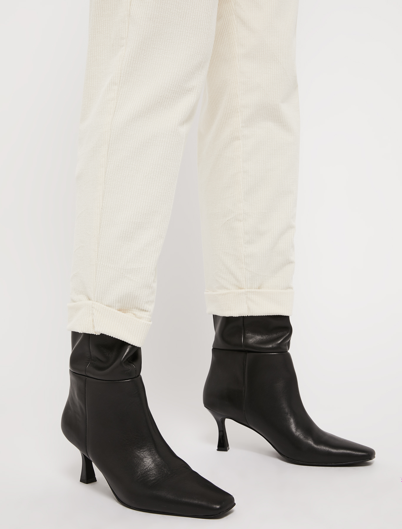 Carrot pants in corduroy, white | Pennyblack Carrot pants in corduroy - white - pennyblack