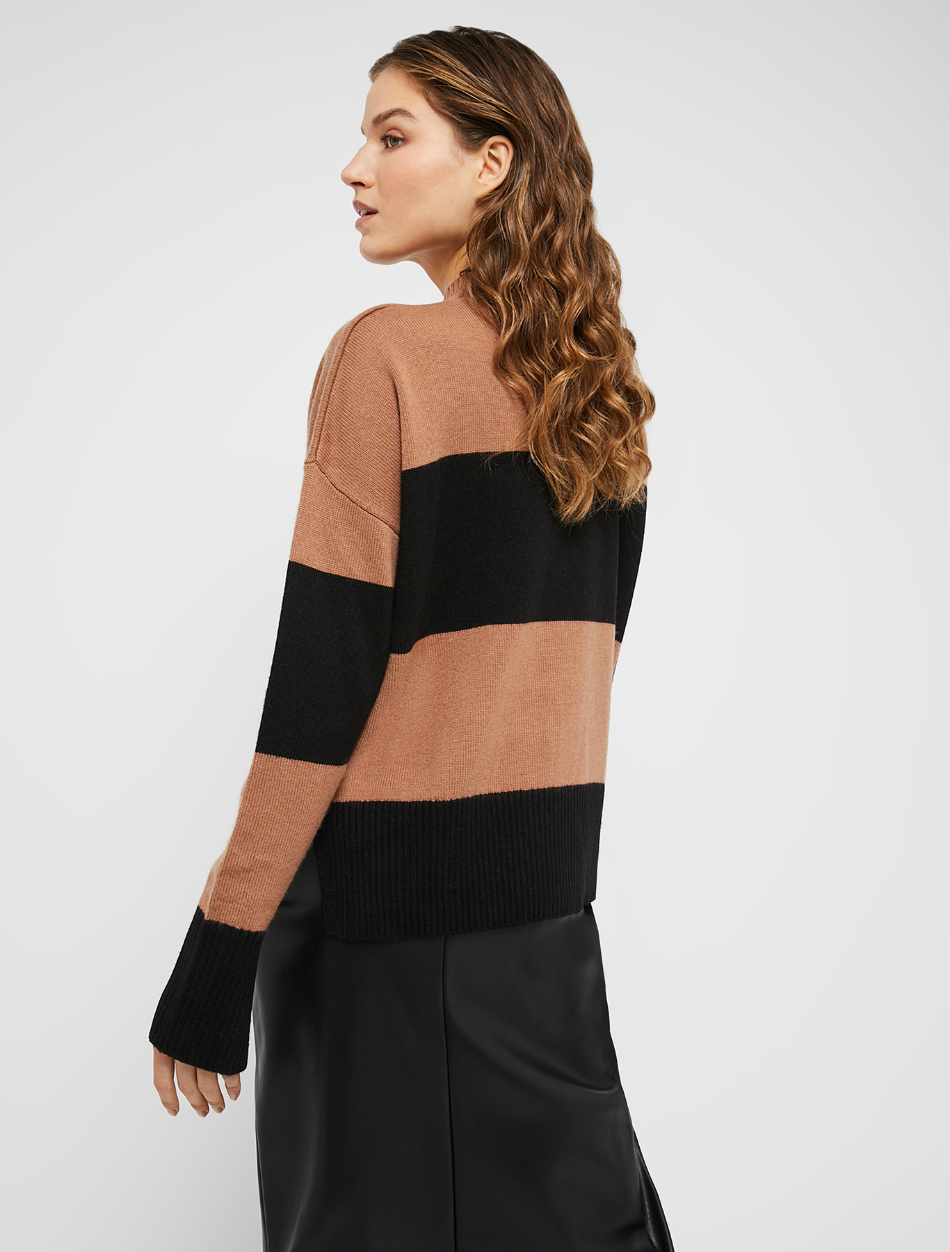 Maglia ampia con collo a lupetto, fantasia cammello | Pennyblack Maglia ampia con collo a lupetto - fantasia cammello - pennyblack