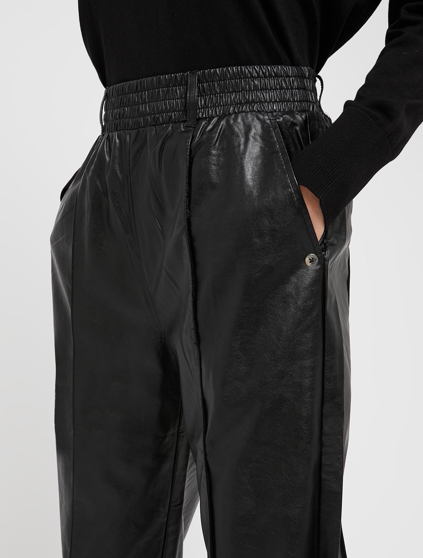 Carrot-cut trousers in coated jersey, black | Pennyblack Carrot-cut trousers in coated jersey - black - pennyblack
