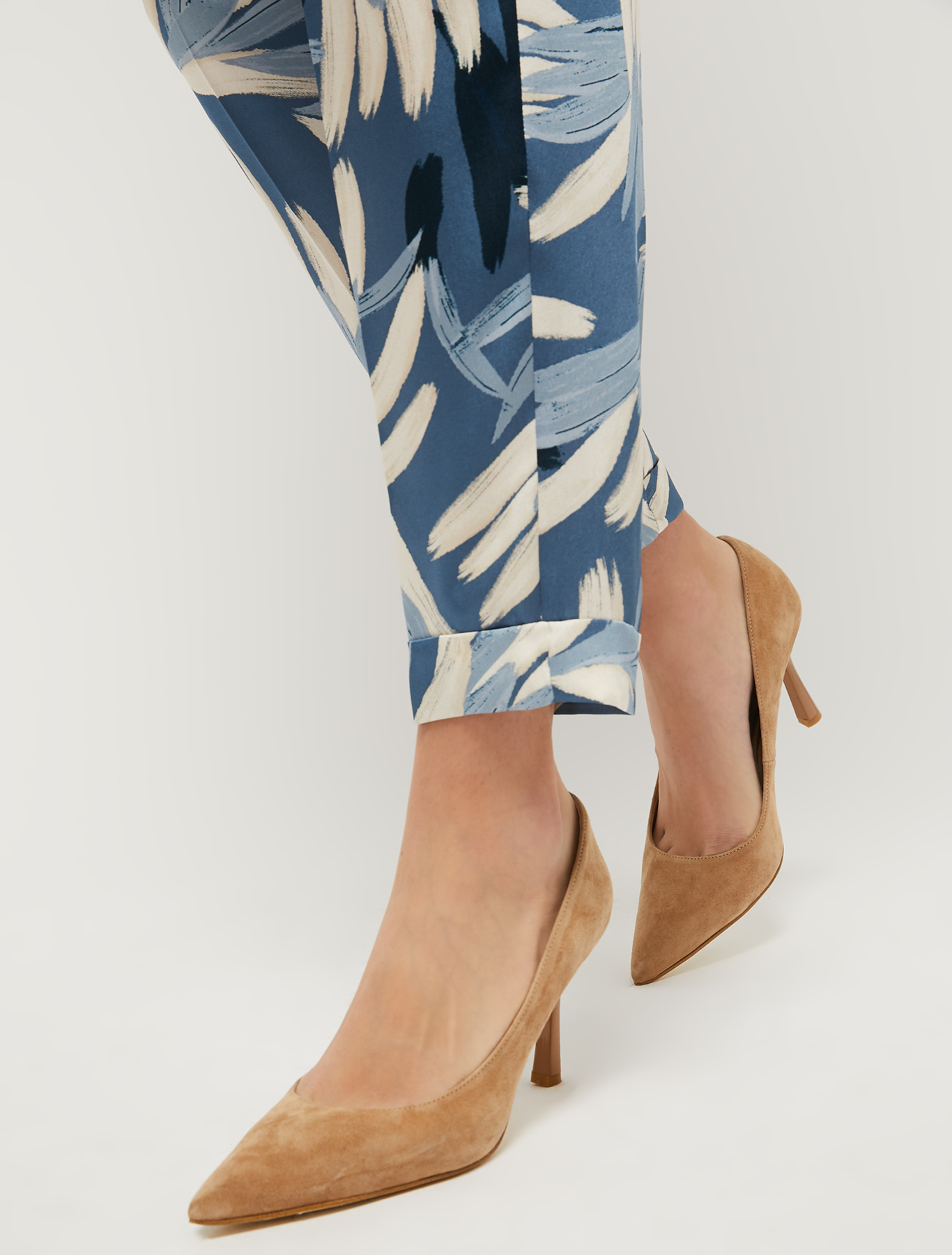 Suede court shoes with lacquered heel, beige - Pennyblack Suede court shoes with lacquered heel - beige - pennyblack