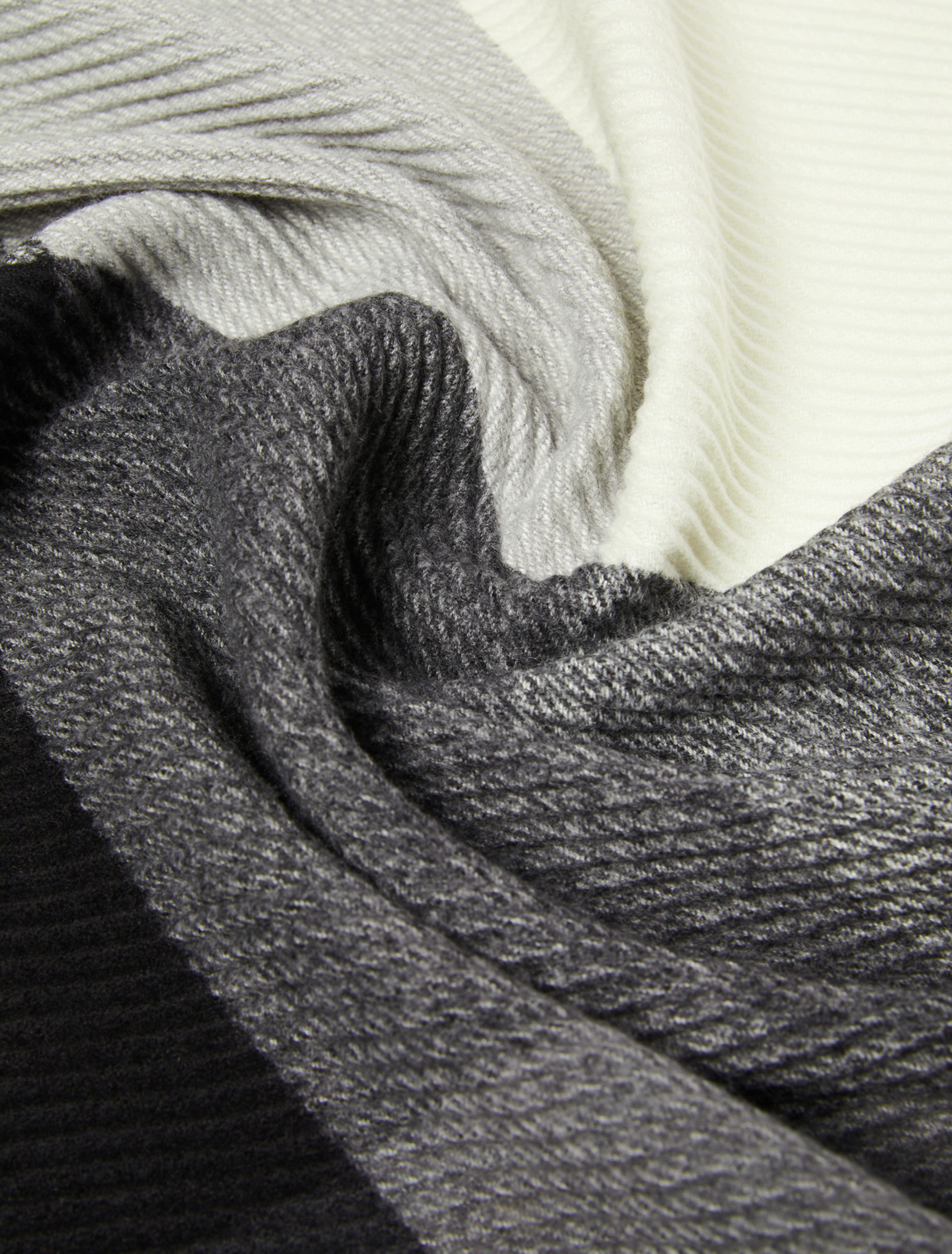Micro plissé-pleated stole - IVORY - pennyblack
