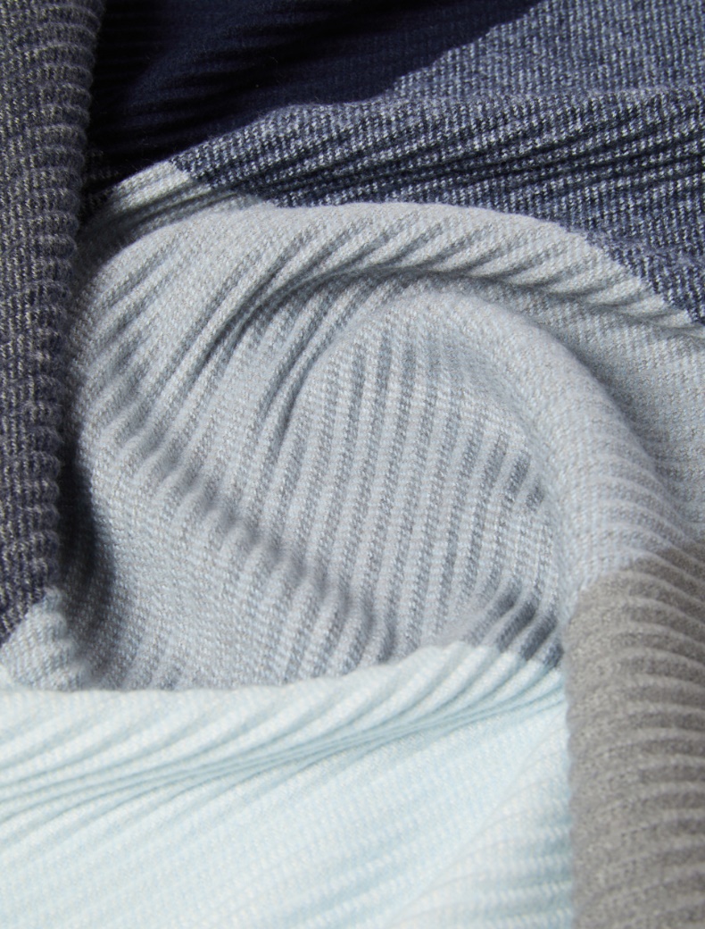 Micro plissé-pleated stole - NAVY - pennyblack