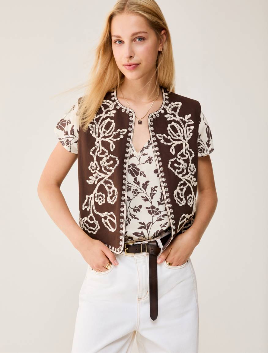 Gabardine vest with embroidery - DARK BOWN - Pennyblack